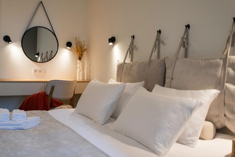 Bed, Bedroom, towels