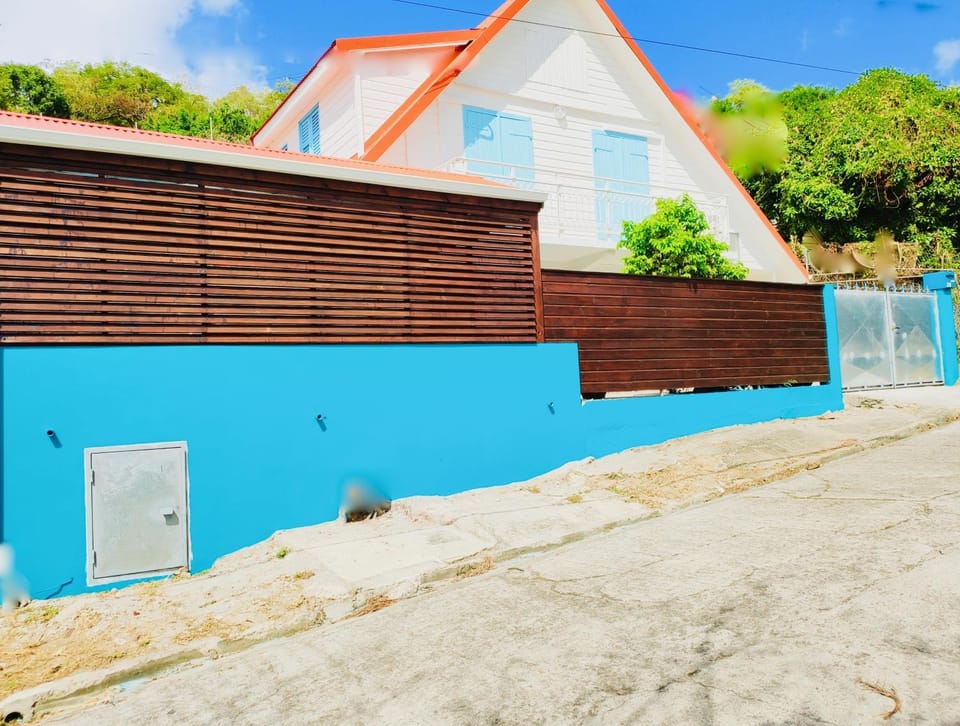 Location Maison Bleue avec piscine privative au Carbet Martinique House in Martinique