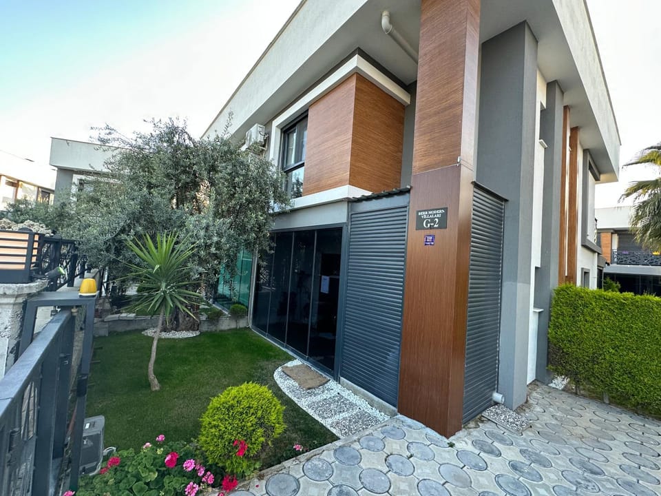 Property building, Facade/entrance, Garden