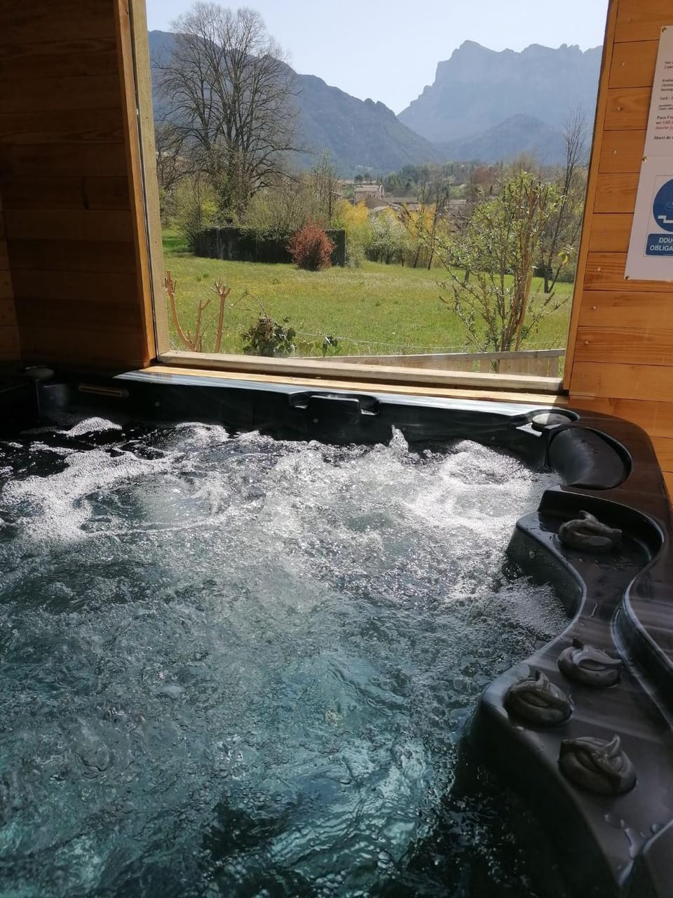 Chambre avec jacuzzi privatif "le pêcher" Bed and Breakfast in Provence