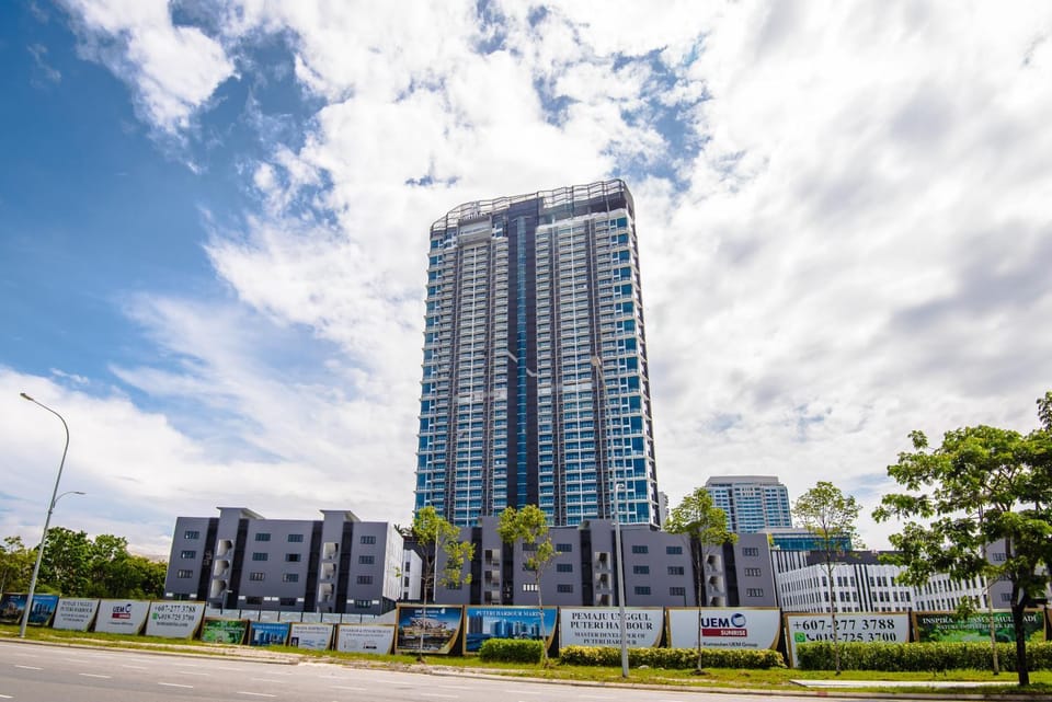 Property building, Nearby landmark, Neighbourhood