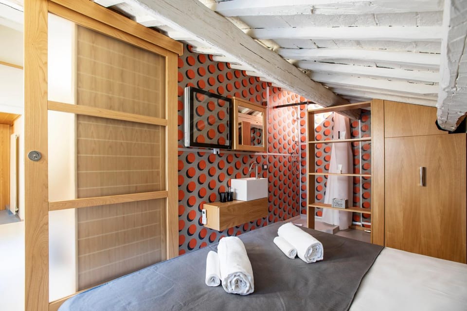 Bed, Bedroom, towels, wardrobe