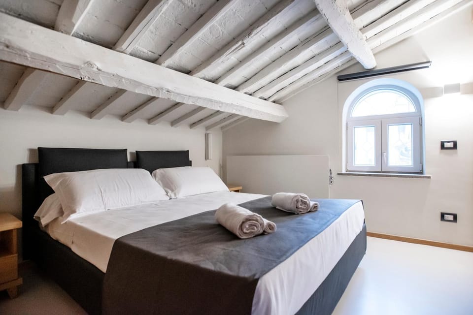 Photo of the whole room, Bedroom, towels