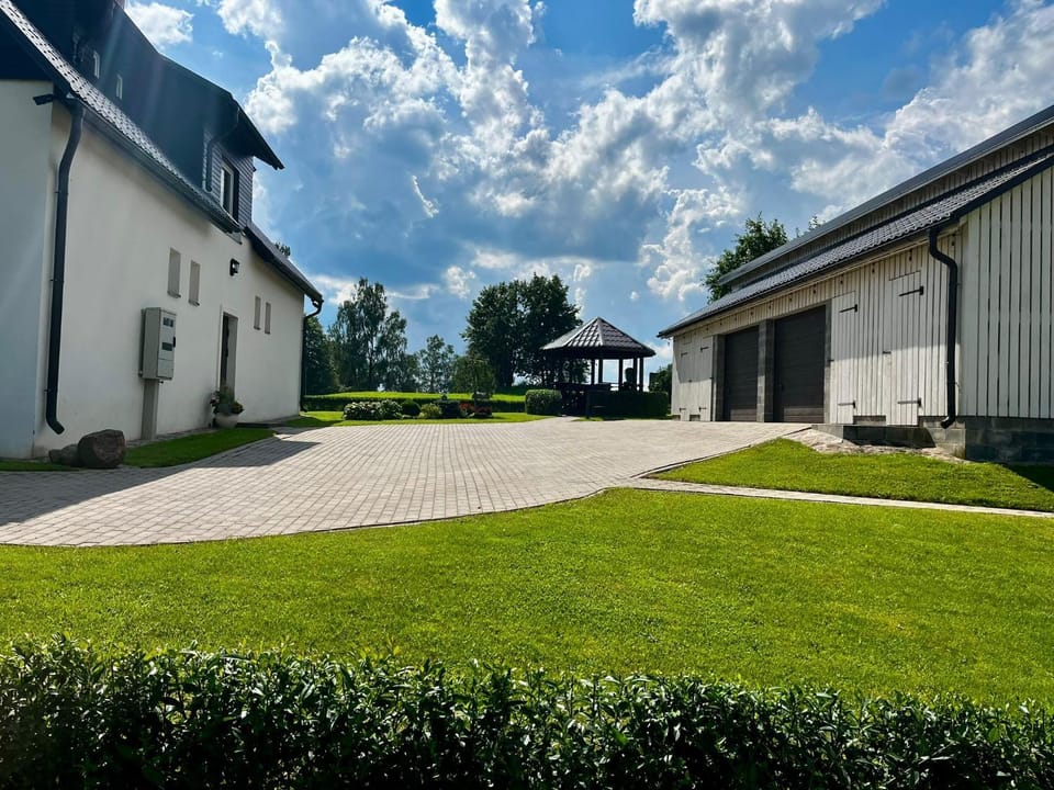 Day, Inner courtyard view