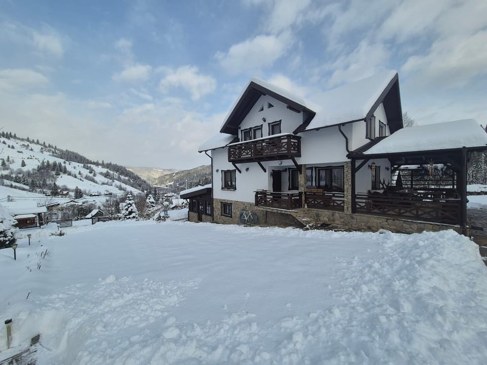 Property building, Day, Natural landscape, Winter, Mountain view