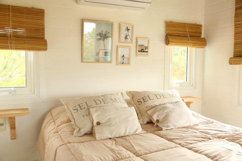 Bed, Living room, Seating area, Bedroom