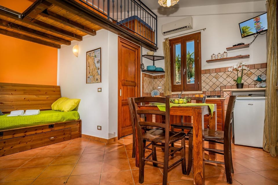 Bed, Kitchen or kitchenette, Living room, Seating area, Dining area, stove