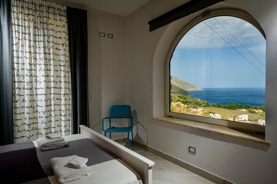 Bed, Natural landscape, Photo of the whole room, Bedroom, Mountain view, Sea view, towels