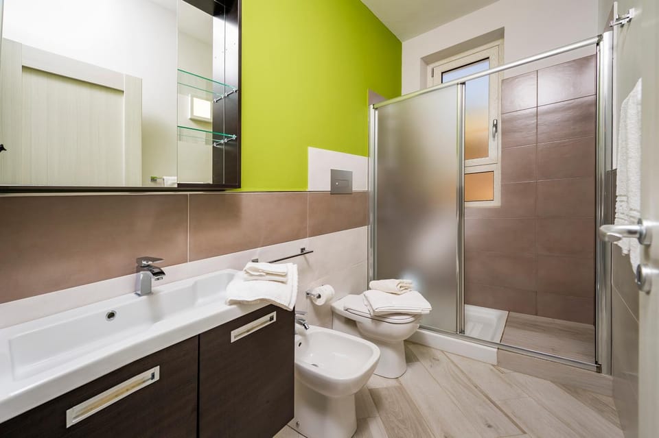 Shower, Toilet, Bathroom, bidet, towels