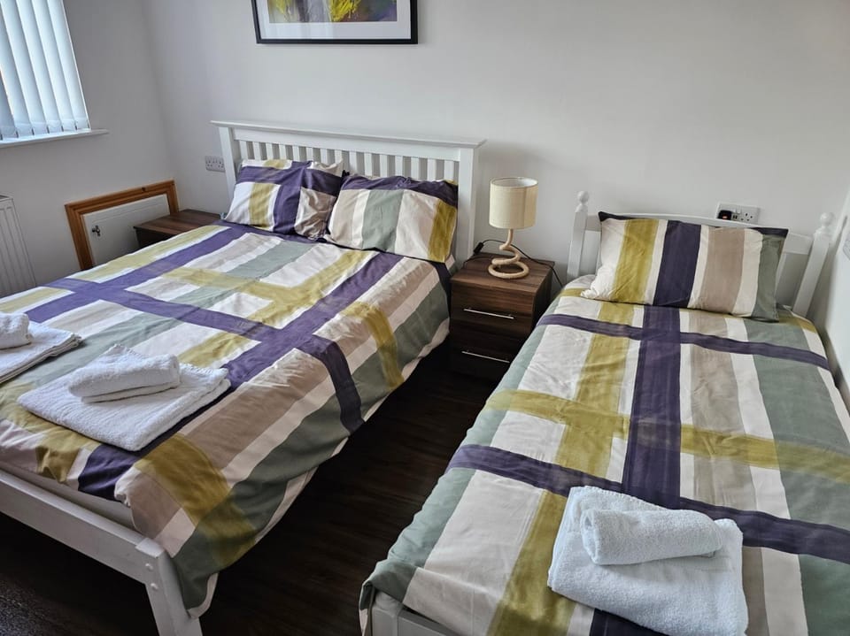 Spacious 3-Bedroom House Near Leeds City Centre By Homebird Property Management Short Lets & Serviced Accommodation Leeds With En-Suite Bathrooms & Free Parking House in Leeds