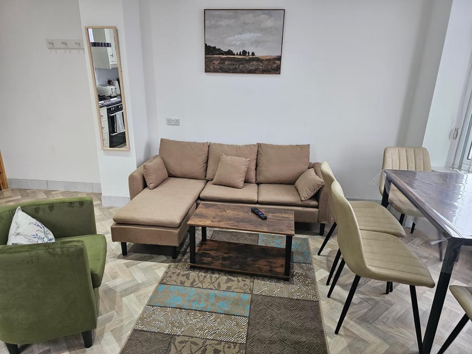 Spacious 3-Bedroom House Near Leeds City Centre By Homebird Property Management Short Lets & Serviced Accommodation Leeds With En-Suite Bathrooms & Free Parking House in Leeds