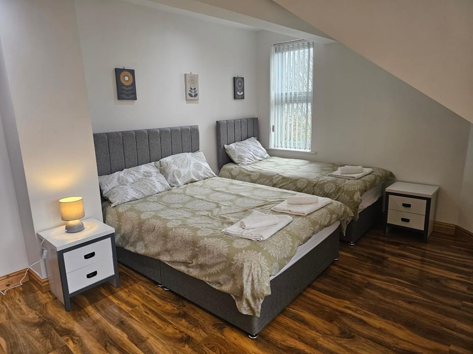 Spacious 3-Bedroom House Near Leeds City Centre By Homebird Property Management Short Lets & Serviced Accommodation Leeds With En-Suite Bathrooms & Free Parking House in Leeds