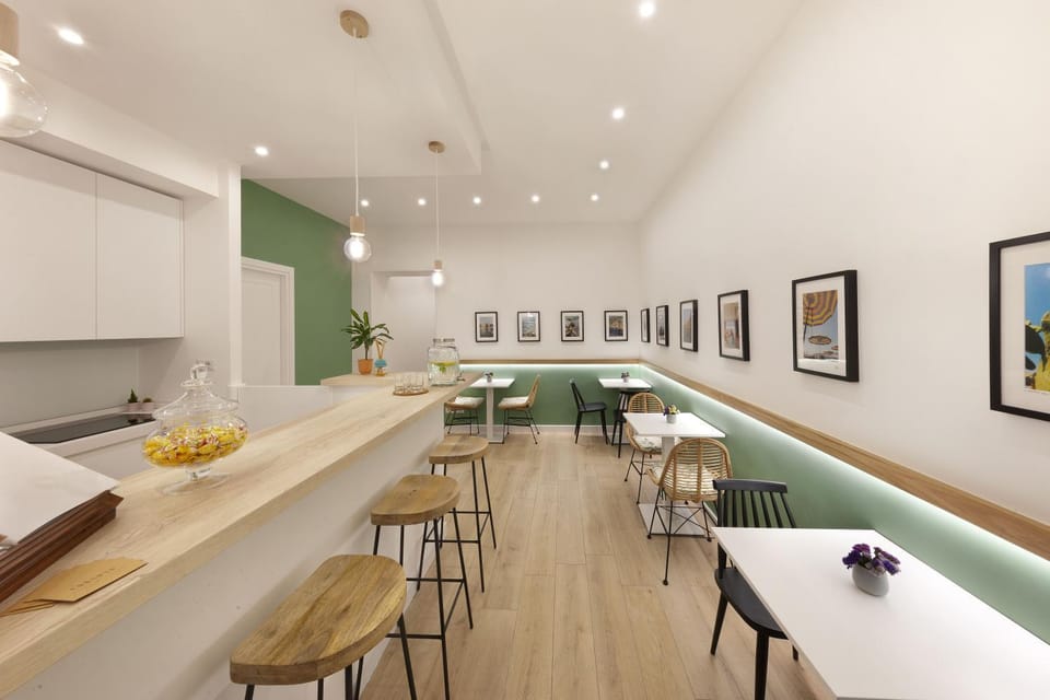 Restaurant/places to eat, Lounge or bar