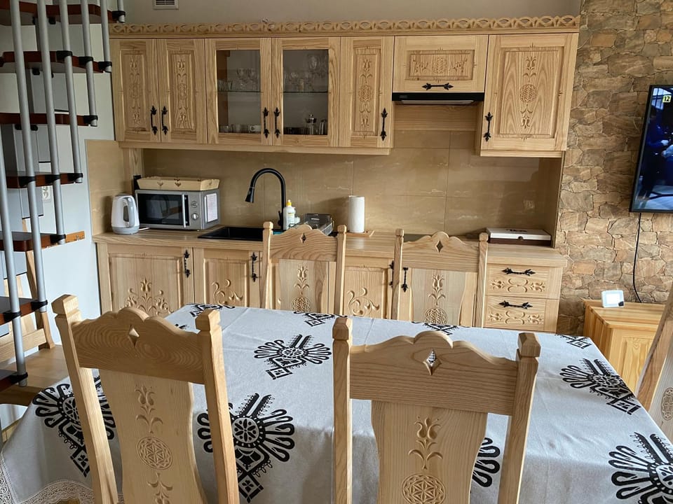 Kitchen or kitchenette, Dining area