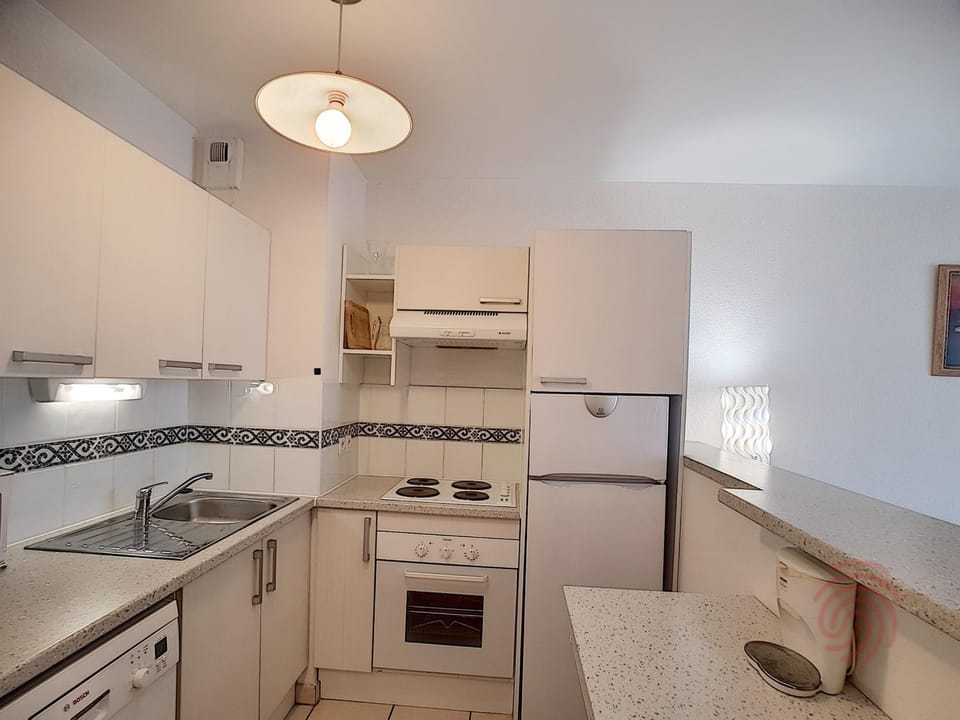 Appartement F2 Climatisé avec Terrasse et Parking - Proche Centre et Thermes, Lamalou-les-Bains - FR-1-451-134 Apartment in Occitanie