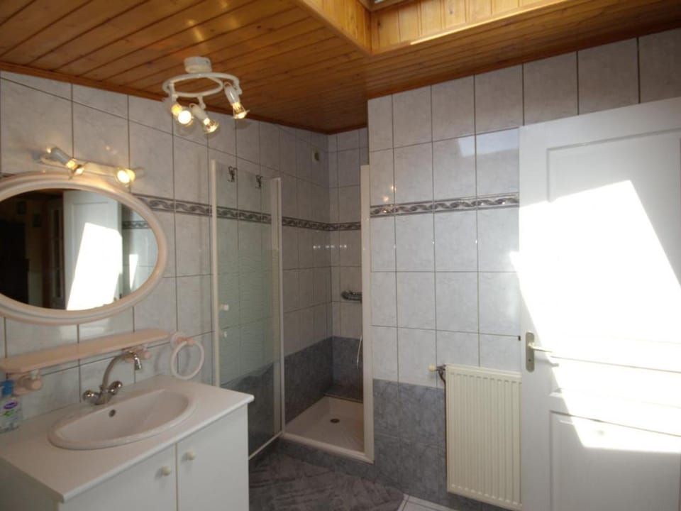 Maison rustique avec jardin à Aveizieux, animaux admis Country House in Auvergne-Rhône-Alpes