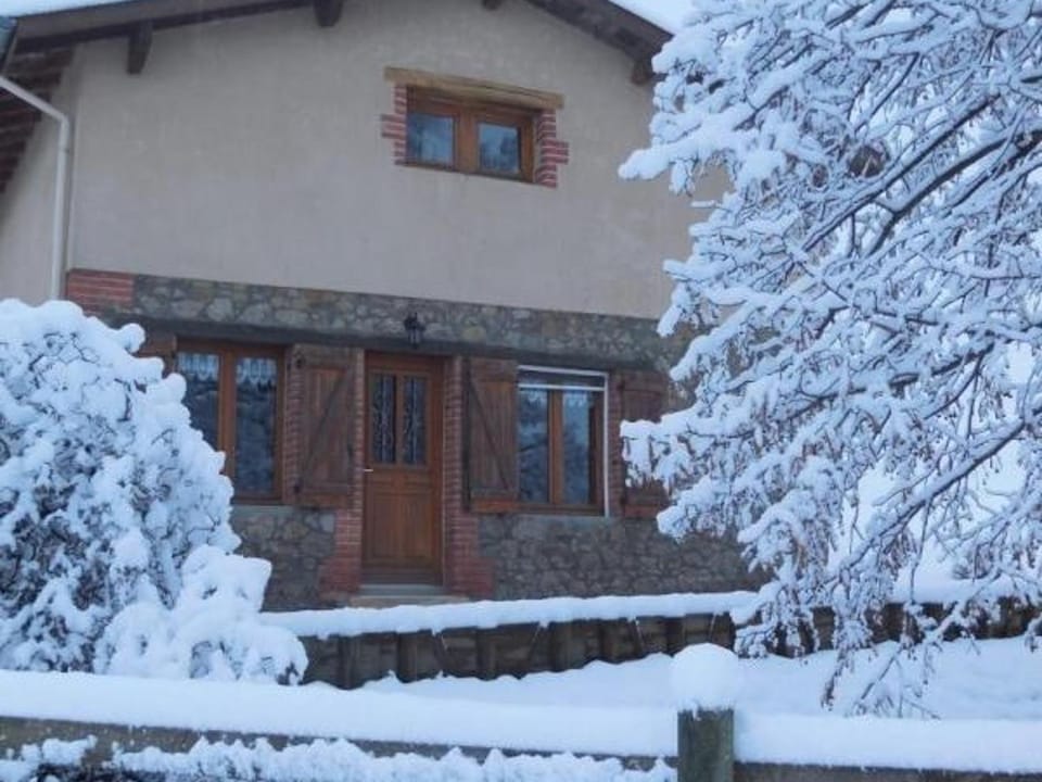 Maison rustique avec jardin à Aveizieux, animaux admis Country House in Auvergne-Rhône-Alpes