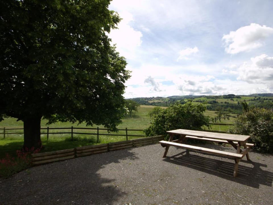 Maison rustique avec jardin à Aveizieux, animaux admis Country House in Auvergne-Rhône-Alpes