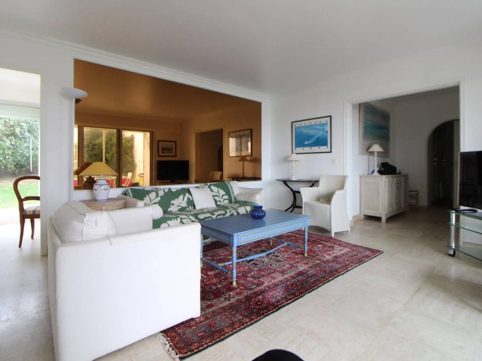 Appartement spacieux 95m2 au pied de la plage avec jardin et parking - FR-1-494-70 Apartment in Royan