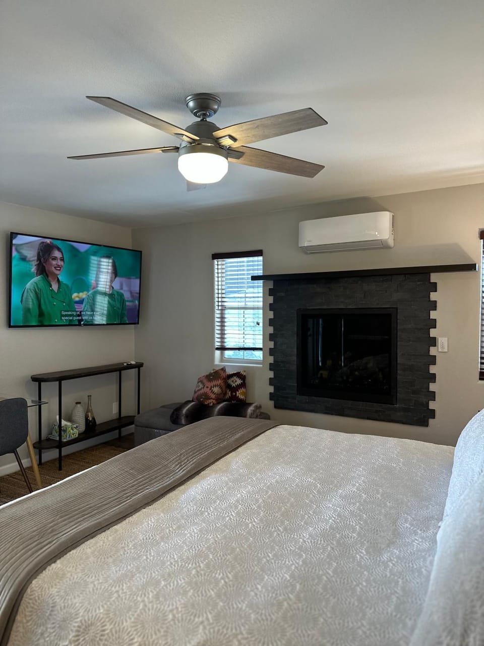 Bed, TV and multimedia, fireplace, air conditioner