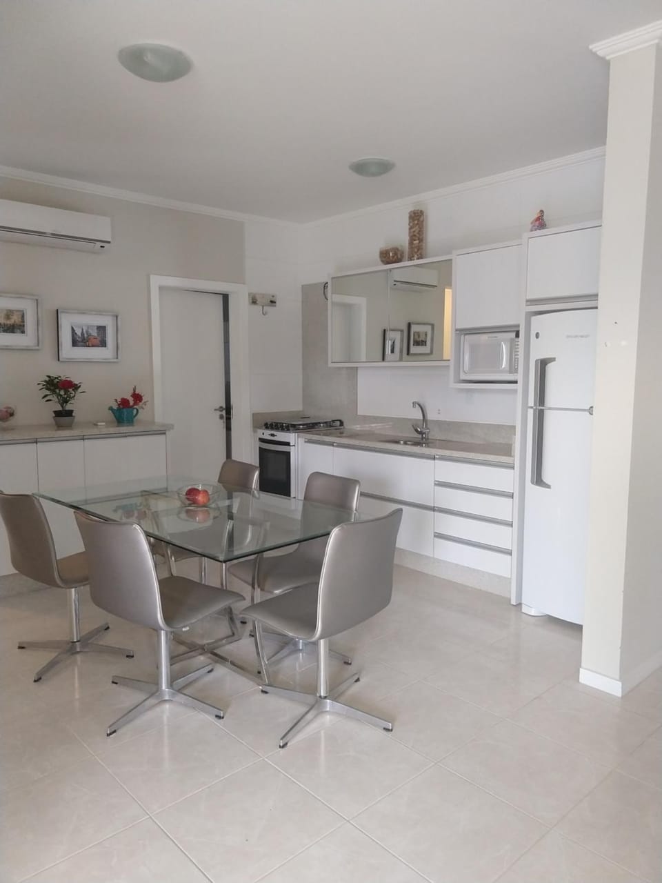 Duas amplas suítes na quadra da praia. Apartment in Florianopolis