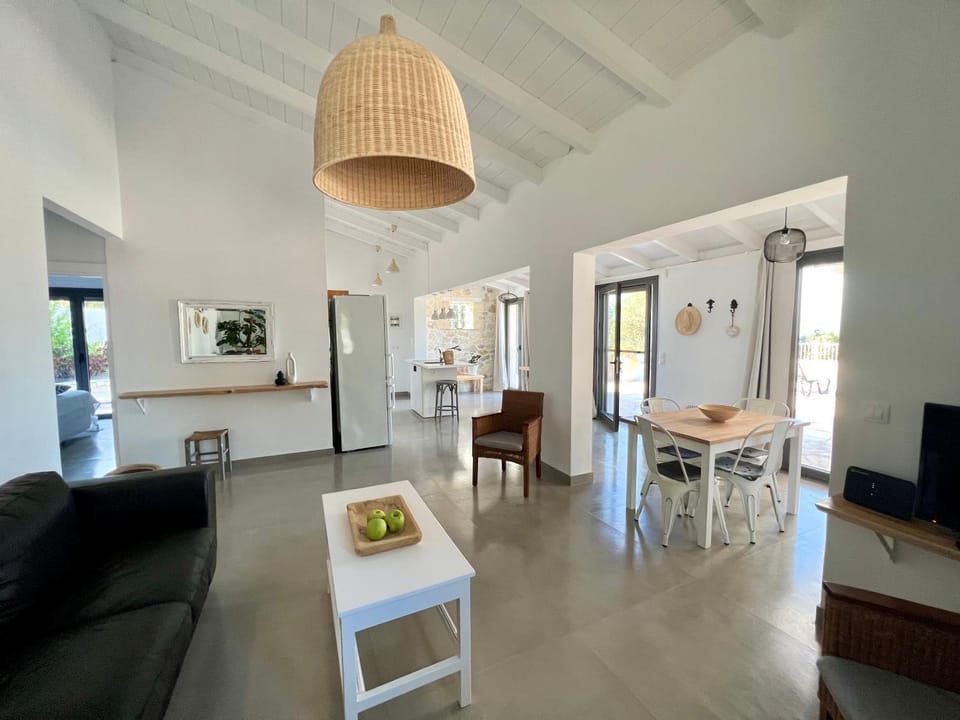 TV and multimedia, Kitchen or kitchenette, Living room, Dining area