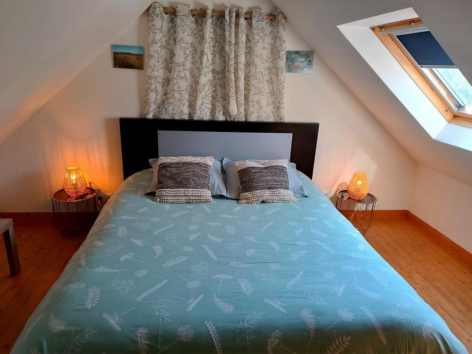 Bed, Photo of the whole room, Bedroom, Quiet street view
