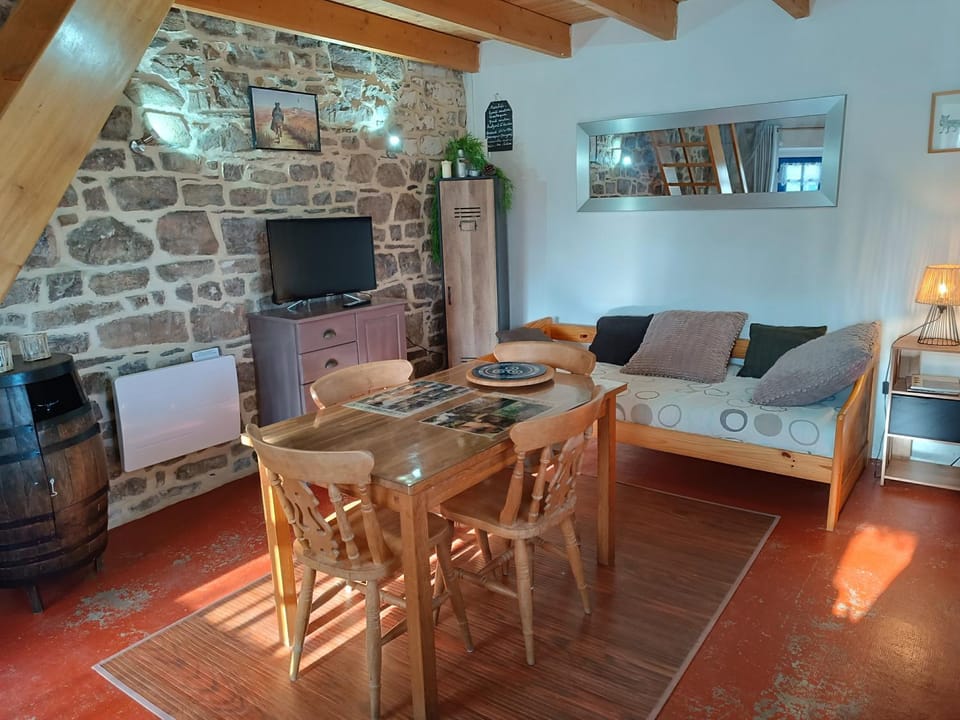 Property building, TV and multimedia, Living room, Seating area, Dining area, Quiet street view, internet