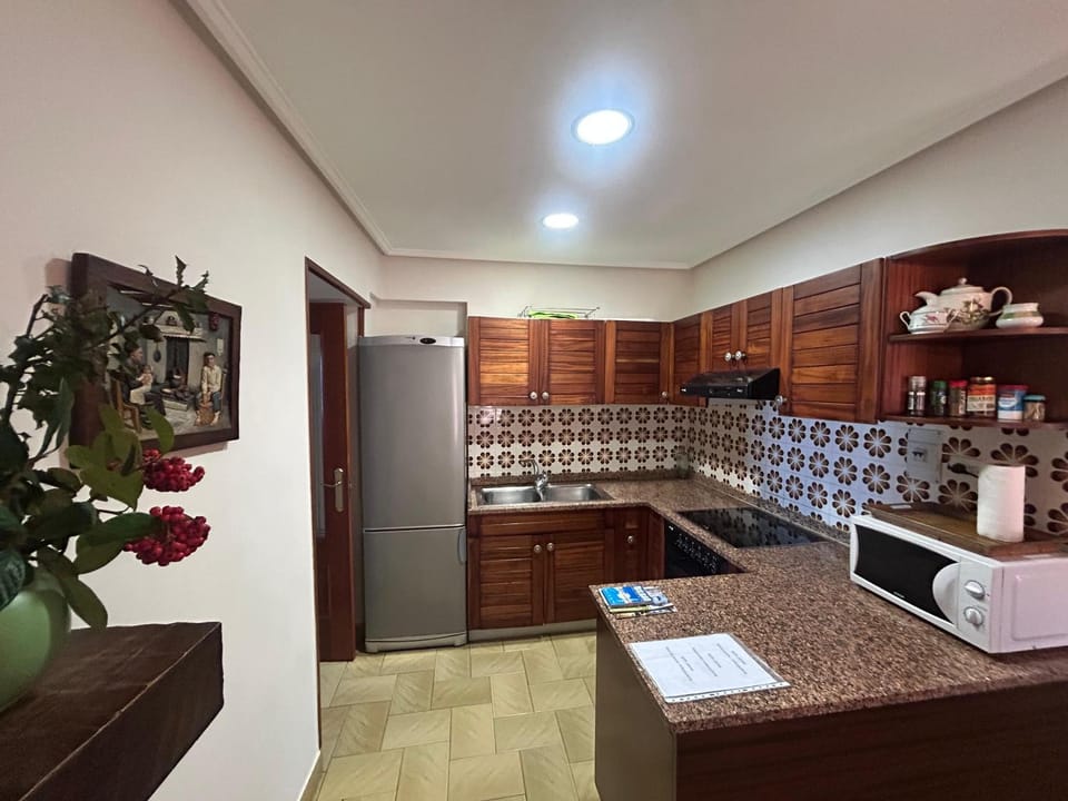 Coffee/tea facilities, oven, stove, toaster