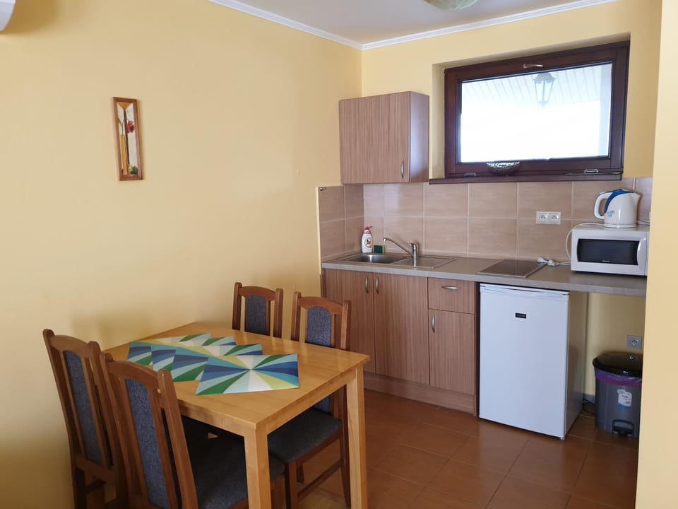 Kitchen or kitchenette, Dining area