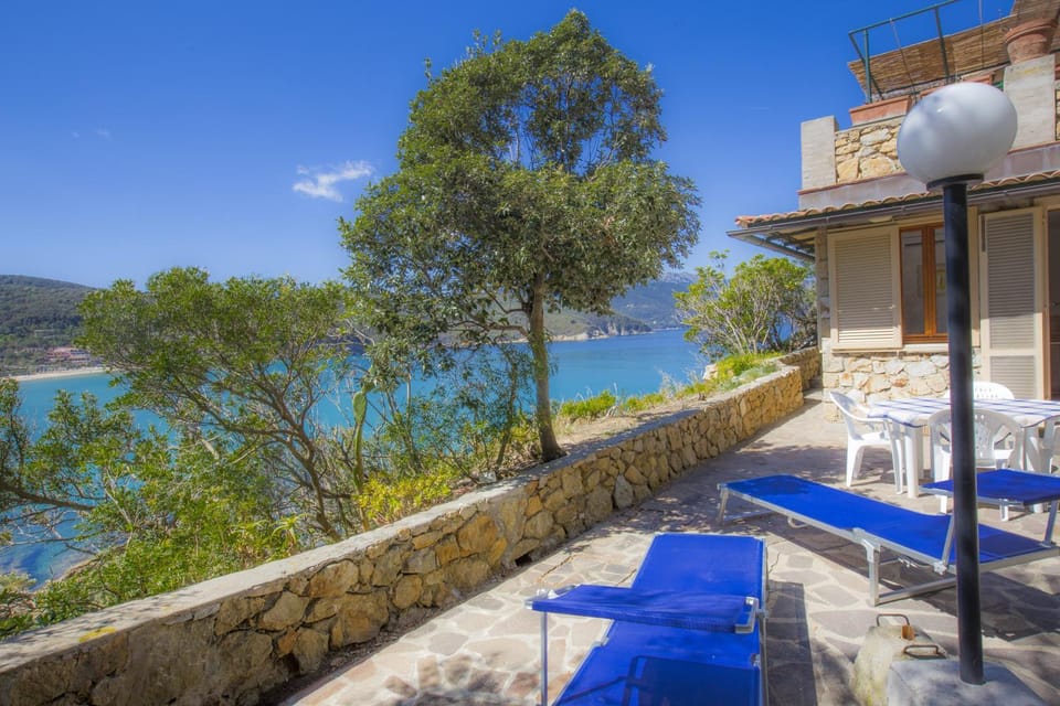 Property building, Nearby landmark, Facade/entrance, Day, Natural landscape, View (from property/room), Balcony/Terrace, Mountain view, Sea view, sunbed