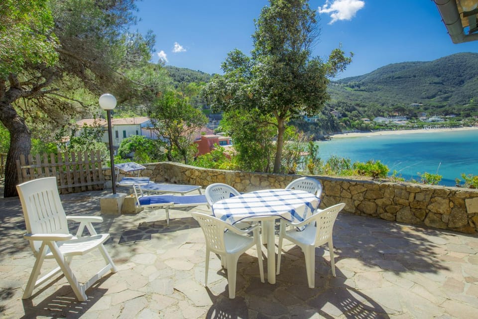 Day, Natural landscape, Dining area, Sea view, sunbed