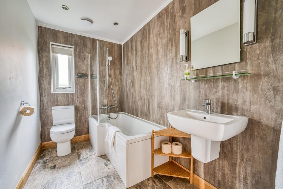 Shower, Toilet, Bathroom, Bath, towels
