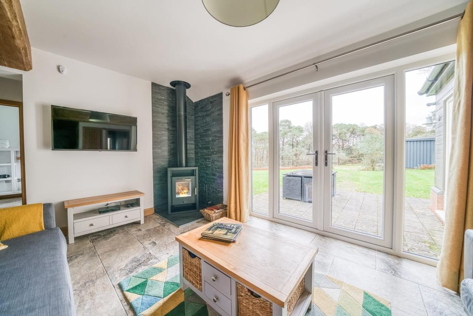 Property building, Communal lounge/ TV room, TV and multimedia, Living room, Seating area, Evening entertainment