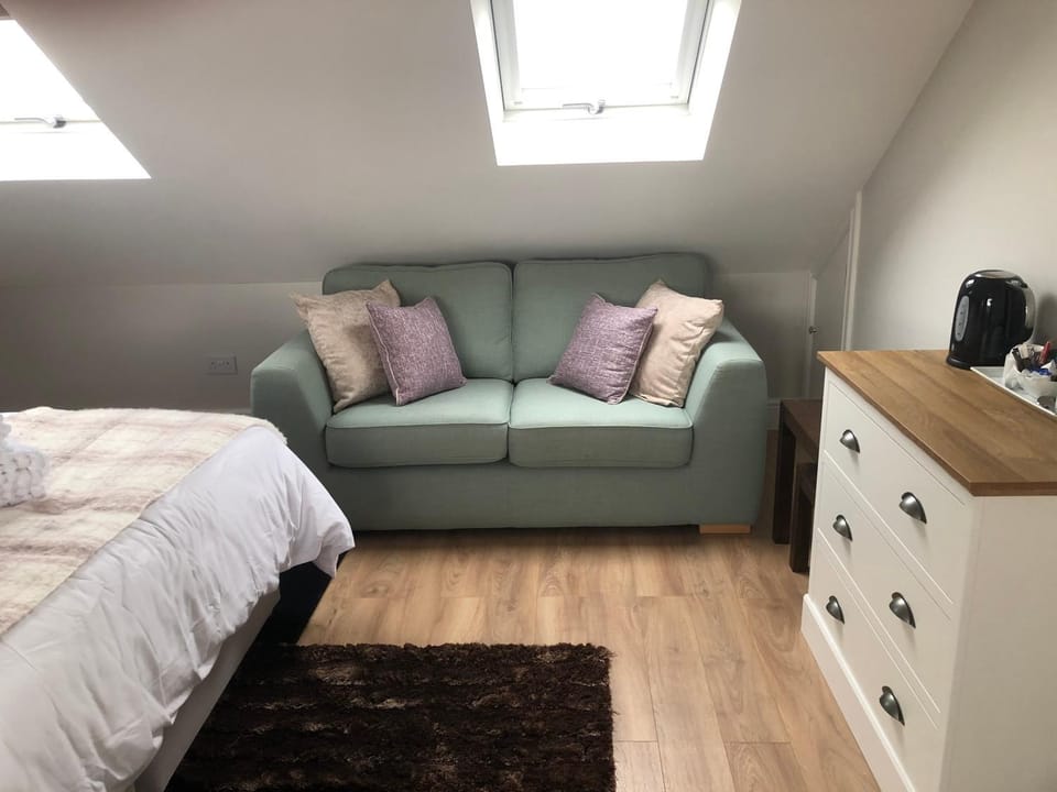 Photo of the whole room, Seating area