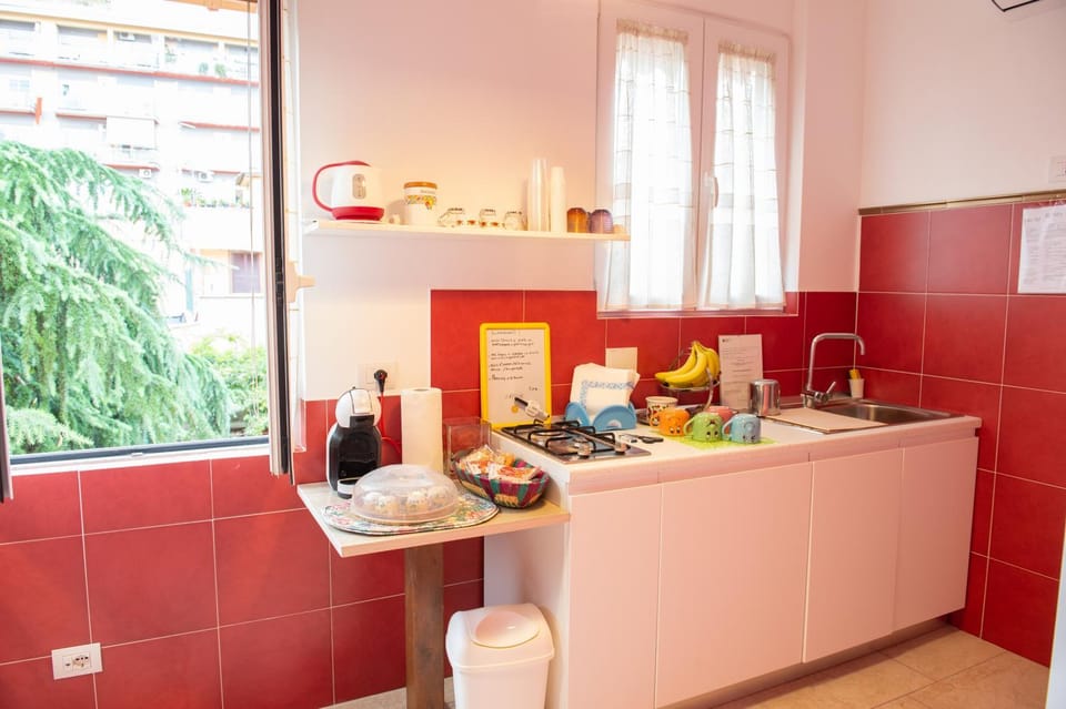 Kitchen or kitchenette, Communal kitchen, Breakfast