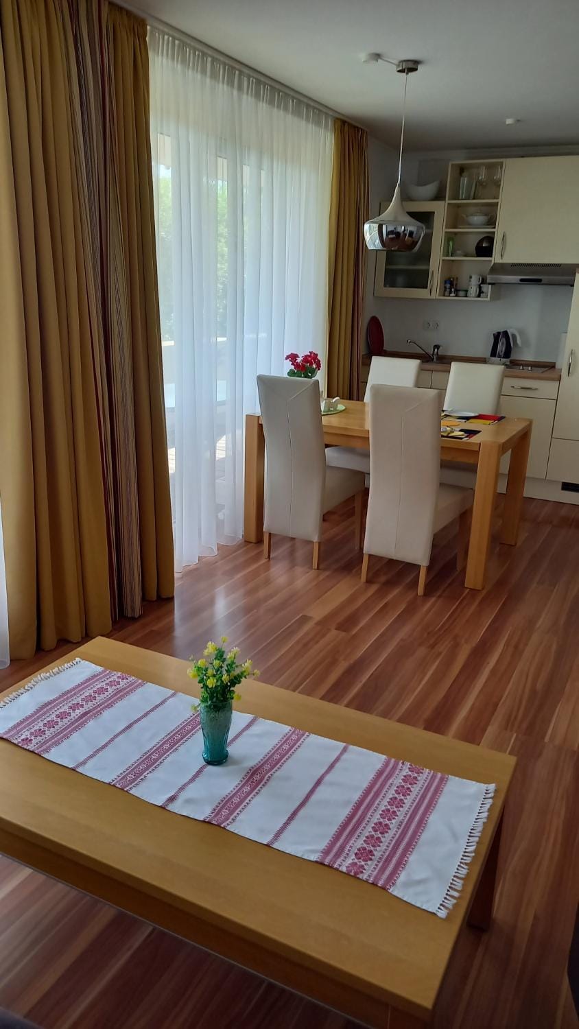 Kitchen or kitchenette, Seating area
