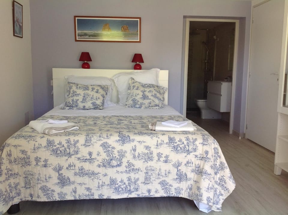 Photo of the whole room, towels