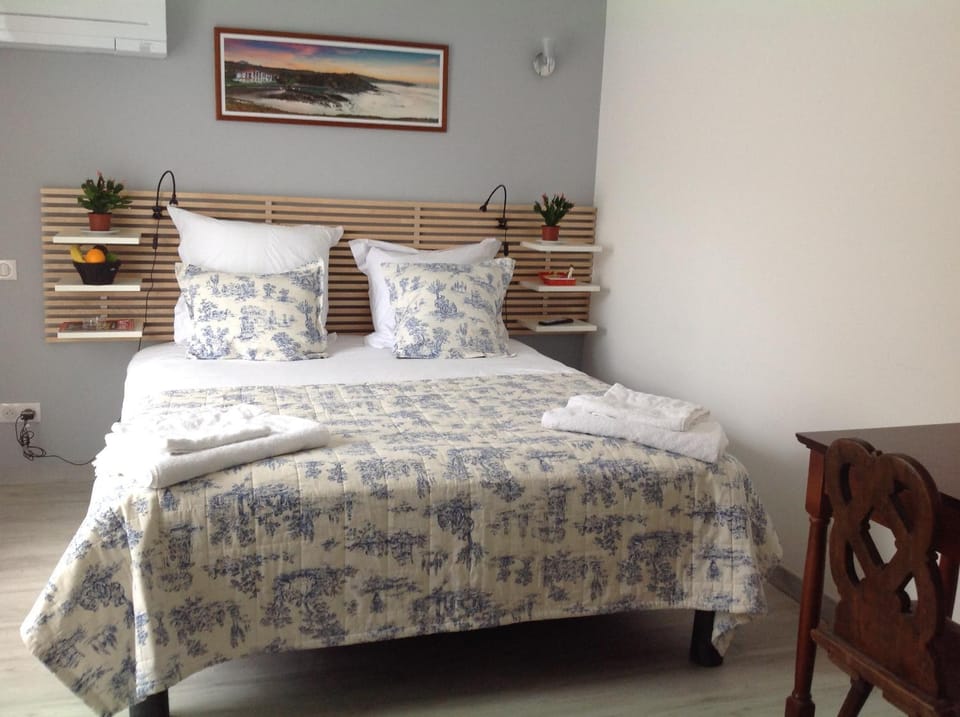 Bed, Photo of the whole room