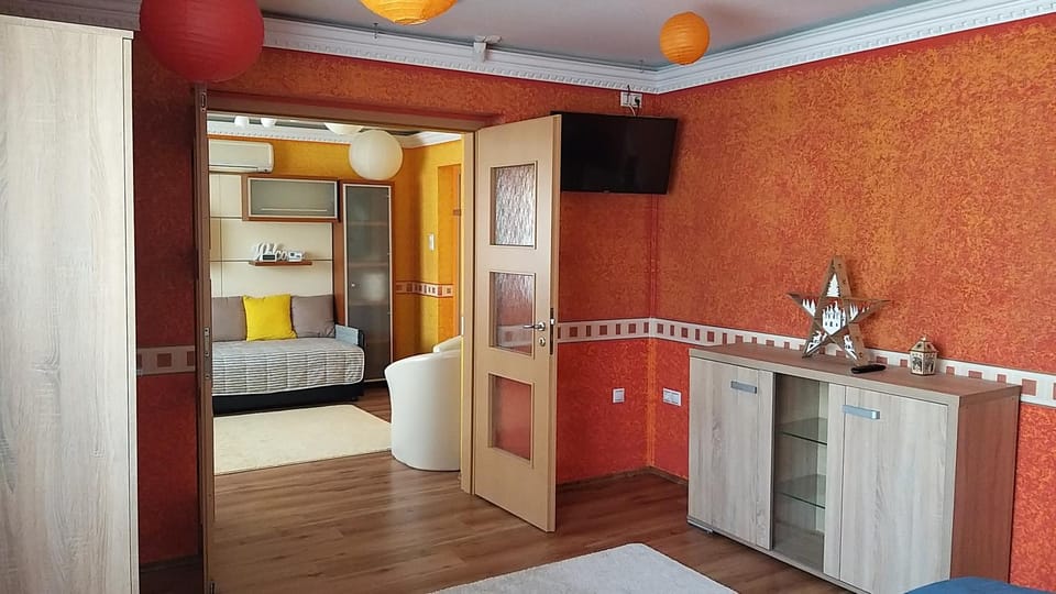 Bed, TV and multimedia, Photo of the whole room, Decorative detail, Bedroom, furniture, heating, internet, towels, wardrobe, air conditioner