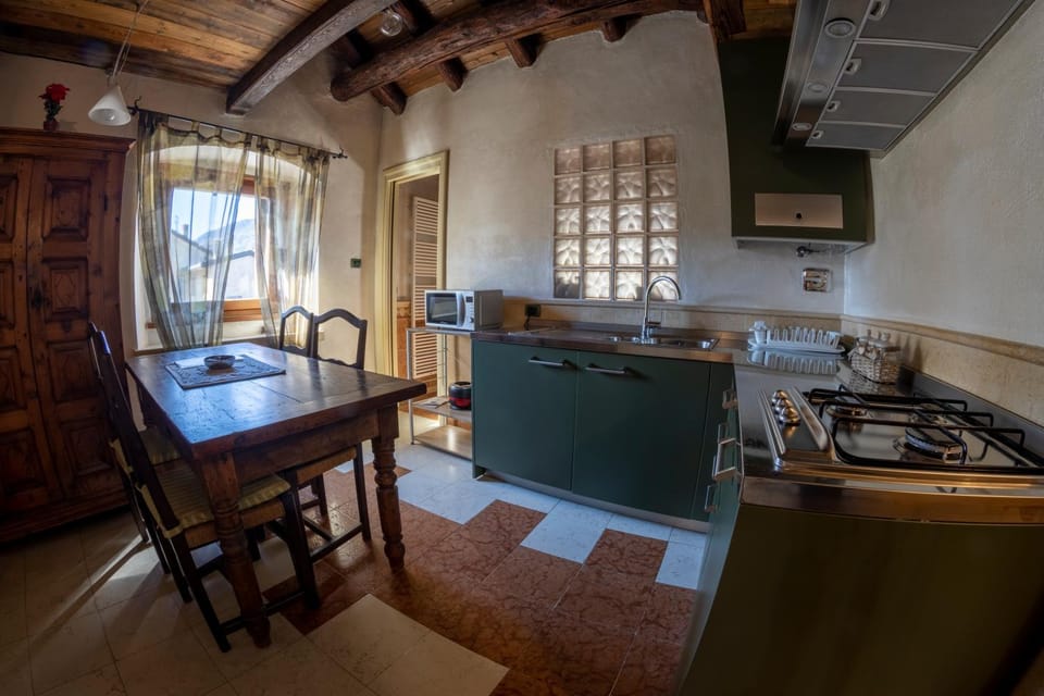 Kitchen or kitchenette, Seating area, Dining area, stove