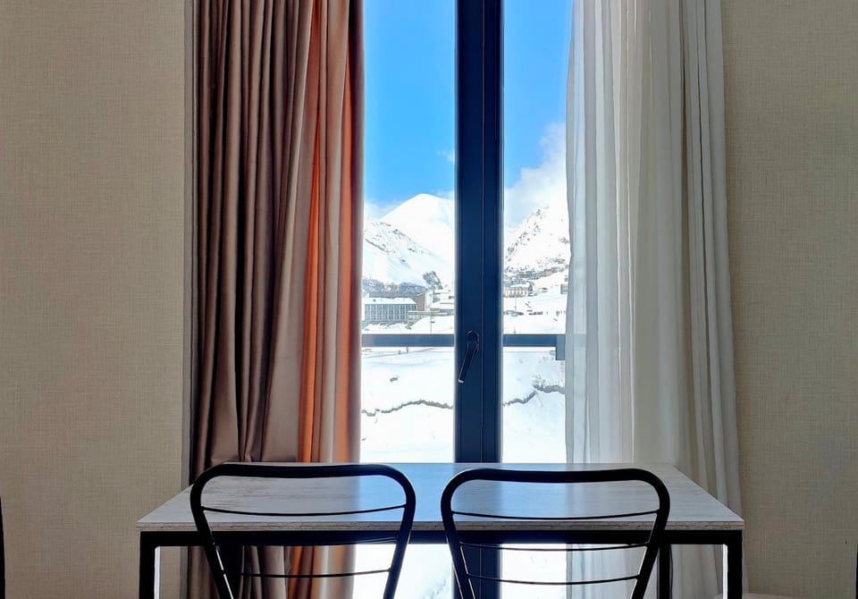 View (from property/room), Dining area, Mountain view