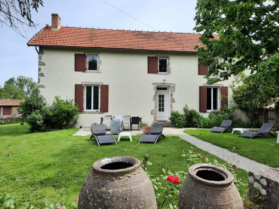 Property building, Garden, Garden, Balcony/Terrace
