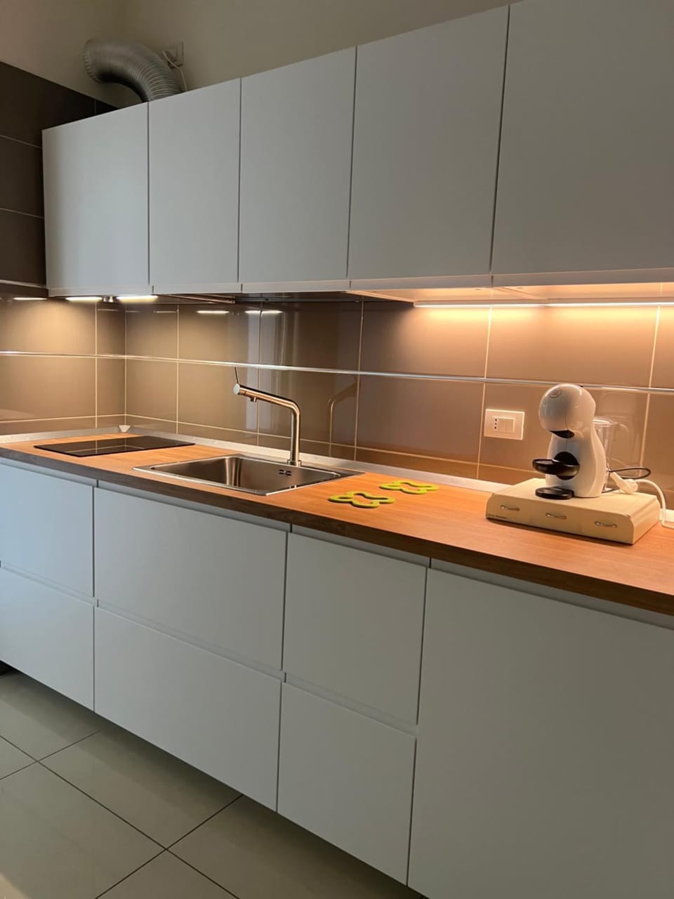 Kitchen or kitchenette, minibar, stove