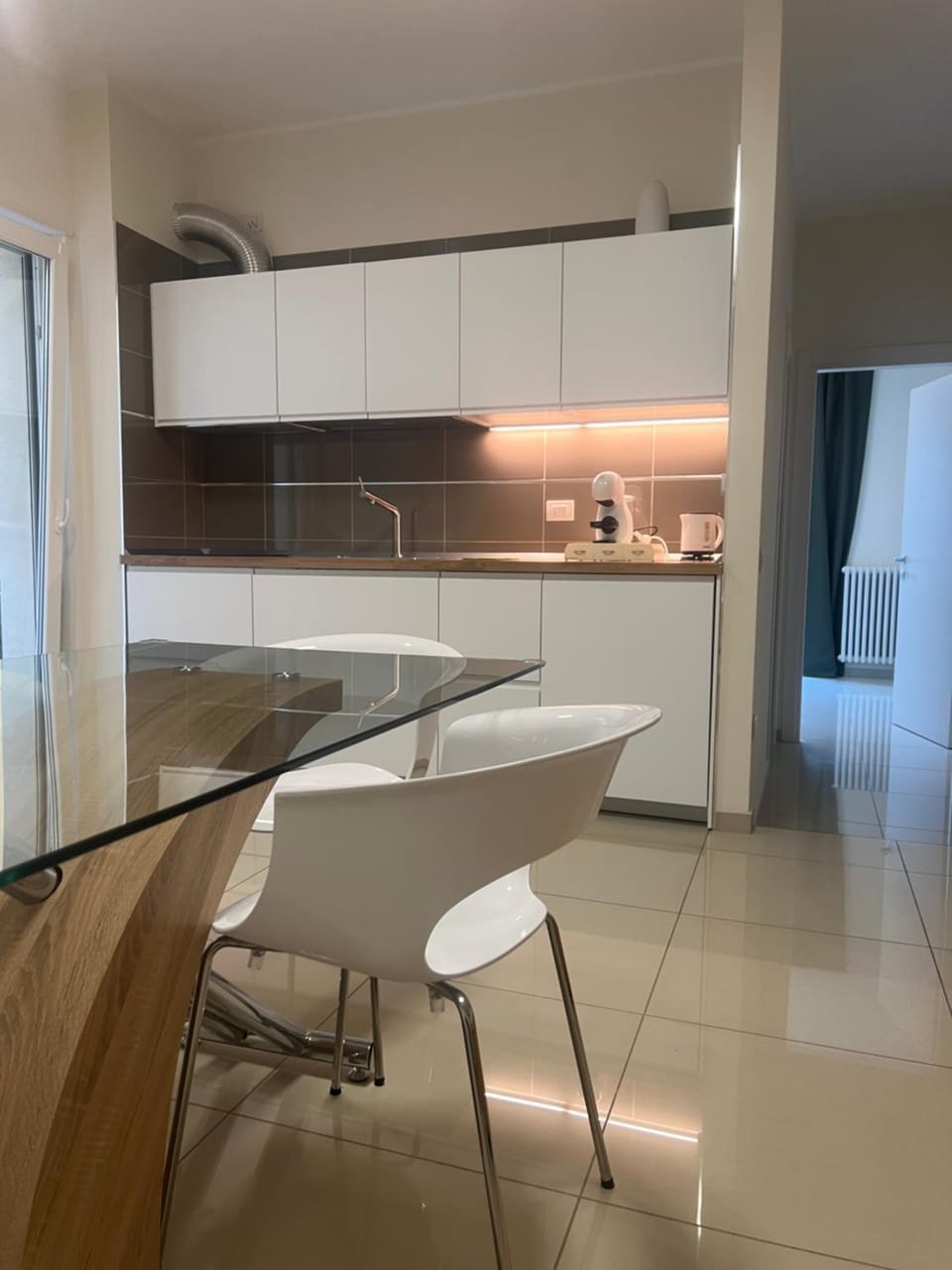 Kitchen or kitchenette, Dining area, minibar