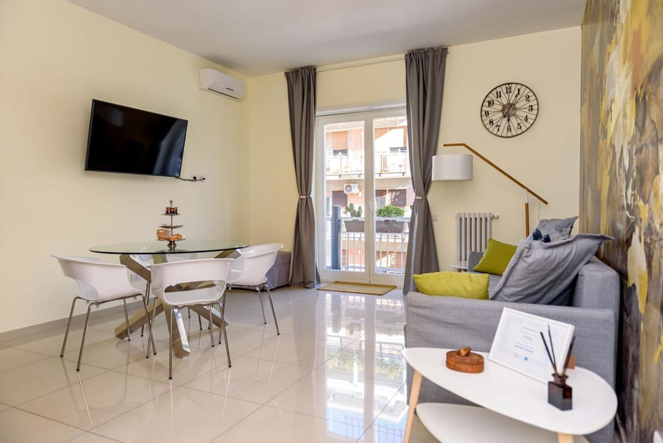 TV and multimedia, Living room, Seating area, Dining area, Evening entertainment, air conditioner