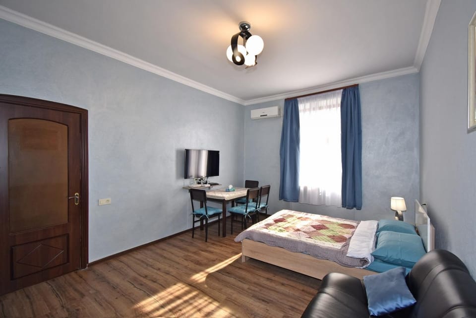 Bed, TV and multimedia, Living room, Photo of the whole room, Seating area, Bedroom