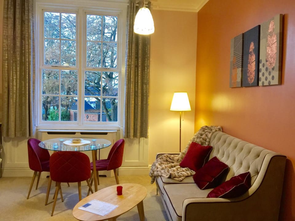 Velvet Nest 5 min walk from train station Apartment in Royal Leamington Spa