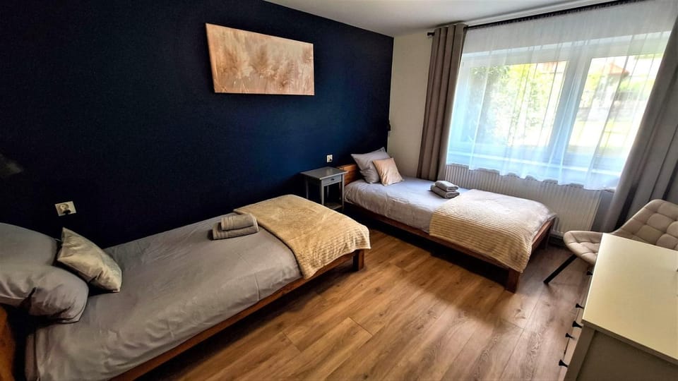 Bedroom, City view, Street view