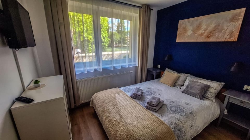 Bedroom, City view, River view